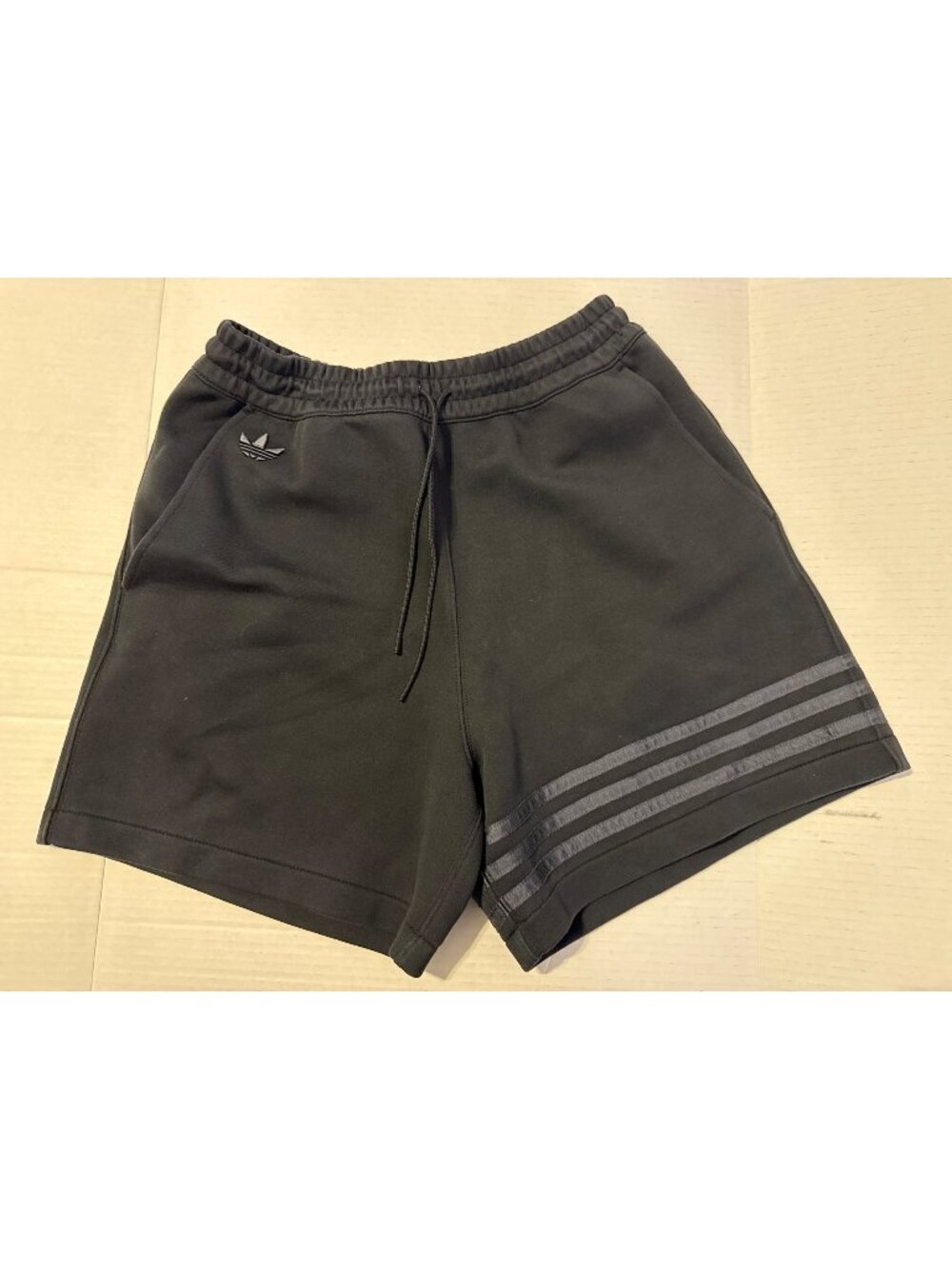 Adidas Neuclassics Black with Grey Stripes with Pockets Shorts Size Small